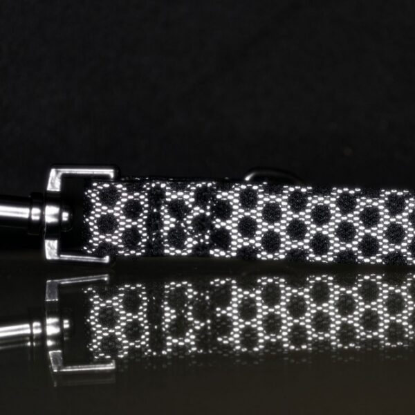 Dieser hochwertige Hundehalsband vereint Funktionalität und Stil. Die Oberseite aus strapazierfähigem Gurtband und die Unterseite aus weichem Kunstleder sorgen für hohen Tragekomfort und Langlebigkeit. Dank der stark reflektierenden Eigenschaften ist Ihr Hund auch bei schwachem Licht gut sichtbar, was für zusätzliche Sicherheit sorgt. Die durchdachte D-Ring-Position ermöglicht ein kehlkopfschonendes Anleinen, ideal für empfindliche Hunde. In elegantem Schwarz und in der Größe L-XL passend für einen Halsumfang von ca. 47-58 cm, bietet dieses Halsband eine Breite von 30 mm, die sowohl robust als auch stilvoll ist. Investieren Sie in Qualität und Sicherheit für Ihren vierbeinigen Freund mit diesem praktischen und modischen Hundehalsband!