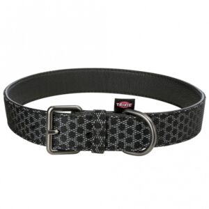 Dieser hochwertige Hundehalsband vereint Funktionalität und Stil. Die Oberseite aus strapazierfähigem Gurtband und die Unterseite aus weichem Kunstleder sorgen für hohen Tragekomfort und Langlebigkeit. Dank der stark reflektierenden Eigenschaften ist Ihr Hund auch bei schwachem Licht gut sichtbar, was für zusätzliche Sicherheit sorgt. Die durchdachte D-Ring-Position ermöglicht ein kehlkopfschonendes Anleinen, ideal für empfindliche Hunde. In elegantem Schwarz und in der Größe L-XL passend für einen Halsumfang von ca. 47-58 cm, bietet dieses Halsband eine Breite von 30 mm, die sowohl robust als auch stilvoll ist. Investieren Sie in Qualität und Sicherheit für Ihren vierbeinigen Freund mit diesem praktischen und modischen Hundehalsband!