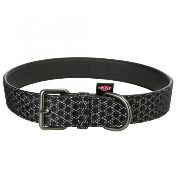 Dieser hochwertige Hundehalsband vereint Funktionalität und Stil. Die Oberseite aus strapazierfähigem Gurtband und die Unterseite aus weichem Kunstleder sorgen für hohen Tragekomfort und Langlebigkeit. Dank der stark reflektierenden Eigenschaften ist Ihr Hund auch bei schwachem Licht gut sichtbar, was für zusätzliche Sicherheit sorgt. Die durchdachte D-Ring-Position ermöglicht ein kehlkopfschonendes Anleinen, ideal für empfindliche Hunde. In elegantem Schwarz und in der Größe L-XL passend für einen Halsumfang von ca. 47-58 cm, bietet dieses Halsband eine Breite von 30 mm, die sowohl robust als auch stilvoll ist. Investieren Sie in Qualität und Sicherheit für Ihren vierbeinigen Freund mit diesem praktischen und modischen Hundehalsband!