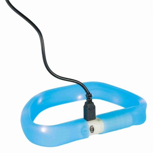Entdecken Sie das innovative Silikon-Hundehalsband, das nicht nur wiederaufladbar ist, sondern auch eine beeindruckende Sichtbarkeit von bis zu 500 Metern bietet. Mit bis zu 4 Stunden Blinklicht und bis zu 2,5 Stunden Dauerlicht sorgt es für maximale Sicherheit bei nächtlichen Spaziergängen. Das spritzwassergeschützte Design macht es ideal für jedes Wetter, während die individuelle Größenanpassung durch einfaches Zuschneiden eine perfekte Passform garantiert. Besonders für langhaarige Hunde geeignet, ist das extra breite Halsband (30 mm) in der Größe L-XL erhältlich und misst ca. 70 cm in der Länge. Im Lieferumfang ist ein USB-Kabel enthalten (USB-Adapter separat erhältlich: Artikel 12709). Wählen Sie das stilvolle blaue Halsband für Ihren Hund und genießen Sie eine Kombination aus Funktionalität und hoher Qualität!