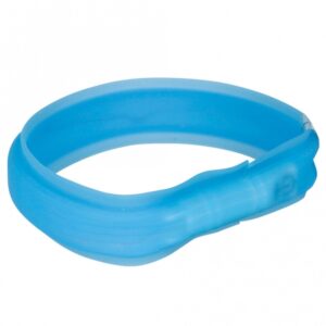 Entdecken Sie das innovative Silikon-Hundehalsband, das nicht nur wiederaufladbar ist, sondern auch eine beeindruckende Sichtbarkeit von bis zu 500 Metern bietet. Mit bis zu 4 Stunden Blinklicht und bis zu 2,5 Stunden Dauerlicht sorgt es für maximale Sicherheit bei nächtlichen Spaziergängen. Das spritzwassergeschützte Design macht es ideal für jedes Wetter, während die individuelle Größenanpassung durch einfaches Zuschneiden eine perfekte Passform garantiert. Besonders für langhaarige Hunde geeignet, ist das extra breite Halsband (30 mm) in der Größe L-XL erhältlich und misst ca. 70 cm in der Länge. Im Lieferumfang ist ein USB-Kabel enthalten (USB-Adapter separat erhältlich: Artikel 12709). Wählen Sie das stilvolle blaue Halsband für Ihren Hund und genießen Sie eine Kombination aus Funktionalität und hoher Qualität!
