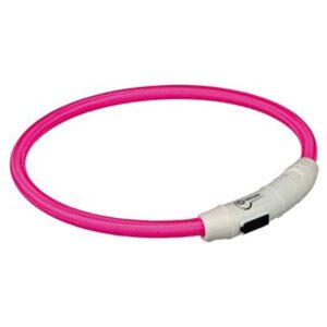 Der spritzwassergeschützte Flash Leuchtring aus hochwertigem TPU/Nylon sorgt dafür, dass Ihr Hund bis zu 500 Meter weit sichtbar ist – ideal für nächtliche Spaziergänge oder im Freien. Ein großer Vorteil dieses Leuchtrings ist, dass er keine teuren Batterien benötigt. Stattdessen verfügt der USB-Leuchtring über einen praktischen Akku, der einfach mit dem mitgelieferten USB-Kabel aufgeladen werden kann, beispielsweise am Computer. Der flexible Leuchtschlauch bietet die Möglichkeit, zwischen Blink- und Dauerlicht zu wählen. Mit einer Akkuladung genießen Sie bis zu 5 Stunden Dauerlicht oder 8 Stunden Blinklicht. Zudem lässt sich der Leuchtring individuell anpassen, indem er einfach zugeschnitten wird. Im Lieferumfang sind ein Ladekabel und ein Schraubenzieher enthalten. Größe: L-XL, Länge: ca. 65 cm, Durchmesser: ca. 7 mm, Farbe: Pink. Machen Sie Ihren Hund sicher sichtbar mit diesem praktischen und günstigen Leuchtring!
