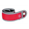 In der dunklen Jahreszeit ist es entscheidend, dass sowohl Hunde als auch Menschen für Verkehrsteilnehmer gut sichtbar sind. Unser hochwertiges Schnappband ist die perfekte Lösung! Es rollt sich durch eine robuste Metallfeder im Inneren und passt sich optimal am Arm oder an der Kleidung an. Hergestellt aus strapazierfähigem Nylon, bietet das Band sowohl eine Blink- als auch eine Dauerlichtfunktion und ist zusätzlich reflektierend, um die Sichtbarkeit zu erhöhen. Mit einer beeindruckenden Sichtweite von bis zu 500 m sorgt es für Sicherheit in der Dunkelheit. Zudem ist das Schnappband spritzwassergeschützt und wird inklusive Batterien geliefert, die für etwa 100 Stunden Blinklicht oder 50 Stunden Dauerlicht ausreichen. Erhältlich in leuchtendem Rot und mit den Maßen von ca. 35 x 4 cm (Länge x Breite) ist dieses praktische Zubehör ein unverzichtbarer Begleiter für alle Outdoor-Aktivitäten in der kalten Jahreszeit. Schützen Sie sich und Ihren Hund mit diesem zuverlässigen und günstigen Sichtbarkeitsband!
