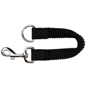 Dieser hochwertige Ruckdämpfer ist eine praktische Nylon-Kurzleine mit integriertem Elastikband, die das Ziehen Ihres Hundes sanft abfedert. Einfach zwischen Halsband und Leine befestigt, schützt er die Gelenke und die Wirbelsäule von Mensch und Tier vor ruckartigen Bewegungen. Ideal für Hundebesitzer, die gerne mit ihrem Vierbeiner joggen oder am Fahrrad fahren, bietet dieser Ruckdämpfer zusätzlichen Komfort und Sicherheit. Erhältlich in elegantem Schwarz und in der Größe S-M (21 cm x 15 mm), ist dieser Ruckdämpfer die perfekte Wahl für alle, die Wert auf hohe Qualität und Funktionalität legen. Investieren Sie in die Gesundheit Ihres Hundes und genießen Sie entspannte Spaziergänge!