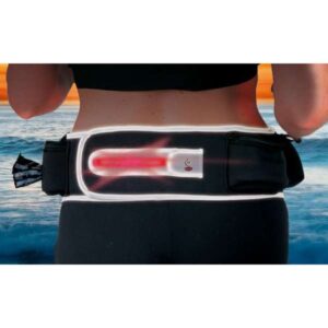 Der 'Flash' Aktiv-Gurt ist der perfekte Begleiter für alle, die gerne joggen, walken oder trekkin. Hergestellt aus hochwertigem Neopren, bietet dieser Gurt nicht nur optimalen Tragekomfort, sondern auch eine praktische Anleinfunktion, die Ihnen Armfreiheit gewährleistet. Mit vier Taschen für Schlüssel, Leckerli, Handy und Hundekotbeutel haben Sie alles Wichtige immer griffbereit. Die integrierte Leuchtfunktion sorgt für hervorragende Sichtbarkeit bei Dämmerung und Dunkelheit und erhöht somit die Sicherheit für Mensch und Tier. Dank der reflektierenden Elemente und einer Sichtweite von bis zu 500 m sind Sie auch in der Nacht gut sichtbar. Der Gurt ist einfach zu reinigen (Handwäsche bis 30 °C) und ist in der Größe S - M verstellbar von 72 bis 92 cm. Investieren Sie in Qualität und Sicherheit mit dem 'Flash' Aktiv-Gurt – ideal für aktive Hundehalter!