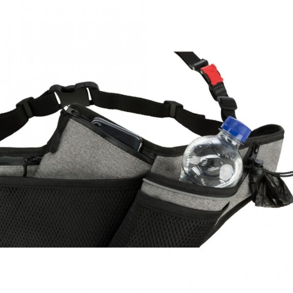 Dieser vielseitige Hundegurt ist ideal für Cani-Cross, Joggen und Walken. Mit einem innovativen Anlein-System wird der Zug des Hundes gleichmäßig auf die Taille des Hundeführers verteilt, was für zusätzlichen Komfort sorgt. Die zugentlastete Schnalle und der integrierte Ruckdämpfer minimieren ruckartiges Ziehen und bieten ein angenehmes Lauferlebnis. Der breite, ergonomische Schnitt mit Mesh-Einsatz garantiert hohen Tragekomfort, während die stufenlos verstellbare Leine mit Handschlaufe auch für das normale Führen geeignet ist. Ausgestattet mit praktischen Taschen, einem Getränkehalter und wasserdichten Reißverschlüssen, ist dieser Gurt nicht nur funktional, sondern auch wasserabweisend. Der integrierte Kotbeutelspender und die reflektierenden Elemente sorgen für zusätzliche Sicherheit und Komfort. Der Gurt ist für einen Bauchumfang von ca. 70–130 cm geeignet und die Leine hat eine Länge von ca. 1,15–1,50 m bei einer Breite von 20 mm. Holen Sie sich diesen hochwertigen Hundegurt für ein unbeschwertes Outdoor-Erlebnis!