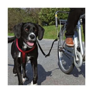 Entdecken Sie unser hochwertiges Hundegeschirr in Größe S-M, perfekt für kleine und mittelgroße Hunde. Dieses stabile und belastbare Geschirr sorgt für ein sicheres Führen Ihres Hundes am Fahrrad und bietet gleichzeitig hohen Komfort. Die integrierte Feder mildert das Ziehen des Hundes, während der praktische Klettverschluss für zusätzliche Sicherheit sorgt: Bei ruckartigem Ziehen löst sich der Kurzführer, was das Risiko von Verletzungen minimiert. Zudem ist der Abstandhalter mit einem reflektierenden Streifen ausgestattet, um die Sichtbarkeit bei Dunkelheit zu erhöhen. Das Set umfasst alles Notwendige: einen Abstandhalter mit Befestigung für die Sattelstange, einen Kurzführer und eine Spiralfeder – ideal für sichere Fahrradtouren mit Ihrem vierbeinigen Freund!