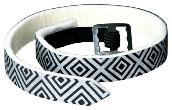 Dieses hochwertige Halsband für kleine Hunde und Katzen bietet einen effektiven Schutz gegen Zecken, Flöhe und Milben dank des natürlichen Wirkstoffs Margosa-Extrakt (12 %). Es ist bis zu 8 Wochen wirksam und eignet sich auch für Jungtiere ab 12 Wochen. Der Sicherheits-Gummizug sorgt für einen bequemen Sitz, während die reflektierende Beschichtung zusätzliche Sicherheit bei Dämmerung und Dunkelheit bietet. Dieses in Deutschland registrierte Biozid-Produkt ist einfach in der Anwendung und sollte stets gemäß den Produktinformationen verwendet werden. Mit einer Länge von ca. 36 cm und in der eleganten Farbvariante Silber/Schwarz ist es sowohl funktional als auch stilvoll. Schützen Sie Ihre Lieblinge effektiv und nachhaltig!