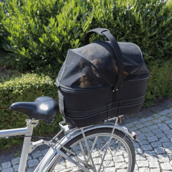 Dieser extra lange Tiertransportkorb bietet eine sichere und komfortable Möglichkeit, Ihr Haustier auf dem Gepäckträger zu transportieren. Der stabile Metallrahmen gewährleistet einen sicheren Halt und ist für Breiten von 11,8 bis 16 cm geeignet. Dank der abnehmbaren Konstruktion mit Klettverschlüssen lässt sich der Korb einfach handhaben. Die Netz-Abdeckung sorgt für eine optimale Belüftung, während die integrierte Kurzleine zusätzlichen Schutz bietet. Reflektierende Elemente erhöhen die Sichtbarkeit, und die herausnehmbare, gepolsterte Bodeneinlage mit Plüsch-Bezug sorgt für zusätzlichen Komfort. Hergestellt aus formstabilem EVA, erfüllt dieser Korb die tierschutzkonformen Anforderungen nach § 18 (AT) und eignet sich für Tiere bis zu 8 kg. Mit den kompakten Maßen von ca. 29 × 49 × 60 cm und der eleganten Farbe Schwarz ist dieser Transportkorb die ideale Wahl für verantwortungsvolle Tierhalter, die Wert auf Sicherheit und Qualität legen.