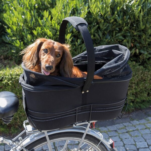 Dieser extra lange Tiertransportkorb bietet eine sichere und komfortable Möglichkeit, Ihr Haustier auf dem Gepäckträger zu transportieren. Der stabile Metallrahmen gewährleistet einen sicheren Halt und ist für Breiten von 11,8 bis 16 cm geeignet. Dank der abnehmbaren Konstruktion mit Klettverschlüssen lässt sich der Korb einfach handhaben. Die Netz-Abdeckung sorgt für eine optimale Belüftung, während die integrierte Kurzleine zusätzlichen Schutz bietet. Reflektierende Elemente erhöhen die Sichtbarkeit, und die herausnehmbare, gepolsterte Bodeneinlage mit Plüsch-Bezug sorgt für zusätzlichen Komfort. Hergestellt aus formstabilem EVA, erfüllt dieser Korb die tierschutzkonformen Anforderungen nach § 18 (AT) und eignet sich für Tiere bis zu 8 kg. Mit den kompakten Maßen von ca. 29 × 49 × 60 cm und der eleganten Farbe Schwarz ist dieser Transportkorb die ideale Wahl für verantwortungsvolle Tierhalter, die Wert auf Sicherheit und Qualität legen.