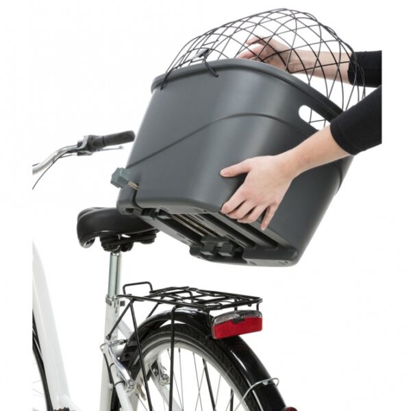 Dieser praktische Gepäckträger für E-Bikes ist die ideale Lösung für alle, die Wert auf Funktionalität und Sicherheit legen. Er eignet sich für Gepäckträger mit einer Breite von 6 bis 16 cm und ist mit einem pulverbeschichteten Gitter ausgestattet, das eine schnelle und einfache Fixierung ermöglicht. Die Gitterauflage bietet zusätzlichen Klapperschutz aus hochwertigem TPR und sorgt dafür, dass Ihr Gepäck sicher bleibt. Die rutschfeste Liegematte ist maschinenwaschbar bis 30 °C, was die Pflege besonders einfach macht. Zudem kann eine Kurzleine optional befestigt werden, um zusätzliche Sicherheit zu gewährleisten. Mit kompakten Maßen von ca. 36 × 47 × 46 cm und einer Tragfähigkeit von bis zu 6 kg ist dieser Gepäckträger nicht nur praktisch, sondern auch stilvoll in elegantem Grau. Investieren Sie in Qualität und Funktionalität für Ihr E-Bike!