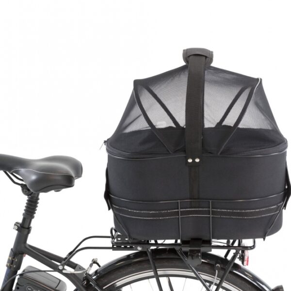 Entdecken Sie den idealen Tiertransportkorb für Ihr E-Bike! Dieser stabile Metallrahmen sorgt für einen sicheren Transport Ihres Haustieres auf dem Gepäckträger und ist geeignet für Breiten von 11,8 bis 16 cm. Der praktische Korb lässt sich dank Klettverschlüssen mühelos abnehmen und verfügt über eine Netz-Abdeckung, die für optimale Belüftung sorgt. Mit einer integrierten Kurzleine und reflektierenden Elementen bietet dieser Korb zusätzlichen Schutz und Sicherheit. Die herausnehmbare, gepolsterte Bodeneinlage mit Plüsch-Bezug sorgt für den Komfort Ihres Tieres. Hergestellt aus formstabilem EVA und in elegantem Schwarz, erfüllt dieser Transportkorb die tierschutzkonformen Anforderungen nach § 18 (AT). Die Maße betragen ca. 29 × 42 × 48 cm und er ist für Tiere bis zu 6 kg geeignet. Investieren Sie in diesen hochwertigen und günstigen Tiertransportkorb für ein sicheres und komfortables Fahrerlebnis!