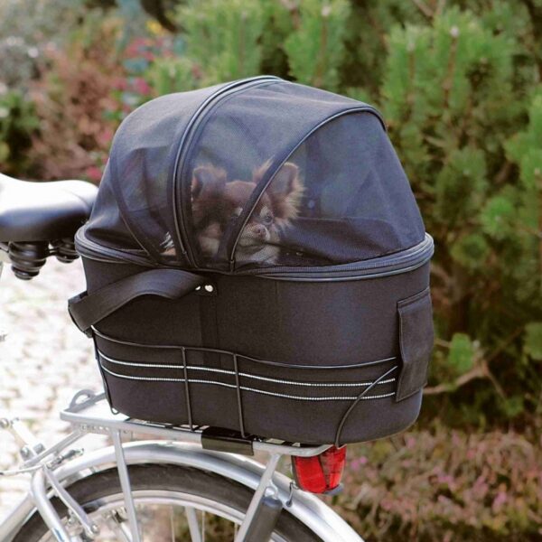 Entdecken Sie den idealen Tiertransportkorb für Ihr E-Bike! Dieser stabile Metallrahmen sorgt für einen sicheren Transport Ihres Haustieres auf dem Gepäckträger und ist geeignet für Breiten von 11,8 bis 16 cm. Der praktische Korb lässt sich dank Klettverschlüssen mühelos abnehmen und verfügt über eine Netz-Abdeckung, die für optimale Belüftung sorgt. Mit einer integrierten Kurzleine und reflektierenden Elementen bietet dieser Korb zusätzlichen Schutz und Sicherheit. Die herausnehmbare, gepolsterte Bodeneinlage mit Plüsch-Bezug sorgt für den Komfort Ihres Tieres. Hergestellt aus formstabilem EVA und in elegantem Schwarz, erfüllt dieser Transportkorb die tierschutzkonformen Anforderungen nach § 18 (AT). Die Maße betragen ca. 29 × 42 × 48 cm und er ist für Tiere bis zu 6 kg geeignet. Investieren Sie in diesen hochwertigen und günstigen Tiertransportkorb für ein sicheres und komfortables Fahrerlebnis!