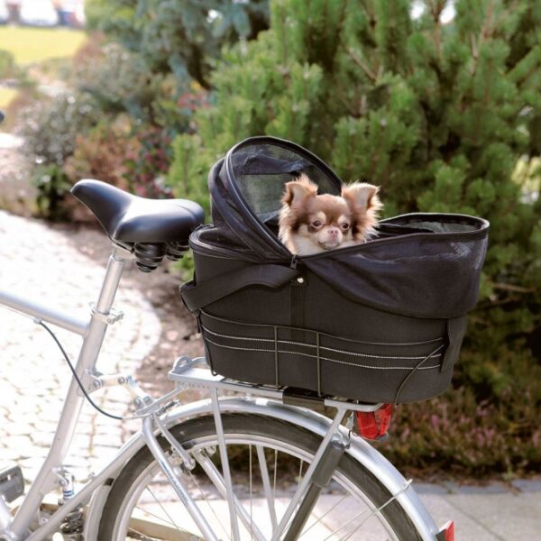 Entdecken Sie den idealen Tiertransportkorb für Ihr E-Bike! Dieser stabile Metallrahmen sorgt für einen sicheren Transport Ihres Haustieres auf dem Gepäckträger und ist geeignet für Breiten von 11,8 bis 16 cm. Der praktische Korb lässt sich dank Klettverschlüssen mühelos abnehmen und verfügt über eine Netz-Abdeckung, die für optimale Belüftung sorgt. Mit einer integrierten Kurzleine und reflektierenden Elementen bietet dieser Korb zusätzlichen Schutz und Sicherheit. Die herausnehmbare, gepolsterte Bodeneinlage mit Plüsch-Bezug sorgt für den Komfort Ihres Tieres. Hergestellt aus formstabilem EVA und in elegantem Schwarz, erfüllt dieser Transportkorb die tierschutzkonformen Anforderungen nach § 18 (AT). Die Maße betragen ca. 29 × 42 × 48 cm und er ist für Tiere bis zu 6 kg geeignet. Investieren Sie in diesen hochwertigen und günstigen Tiertransportkorb für ein sicheres und komfortables Fahrerlebnis!