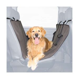 Die hochwertige schwarz-braune Auto-Schondecke von Trixie ist der ideale Schutz für Ihre Rückbank. Hergestellt aus widerstandsfähigem Nylon, bewahrt sie Ihre Polster zuverlässig vor Schmutz und Tierhaaren. Diese wasserabweisende Decke lässt sich bei 30°C ganz einfach per Handwäsche reinigen. Bei Nichtgebrauch kann die Decke platzsparend zusammengefaltet und mit einem praktischen Reißverschluss verstaut werden. Ein cleverer Klettverschluss ermöglicht es, Ihren Hund sicher auf der Rückbank anzuschnallen. Zudem bietet die Schondecke zwei praktische Taschen, ideal zum Verstauen von Hundezubehör. Der unkomplizierte Ein- und Ausbau erfolgt blitzschnell über Nylongurte, die einfach über die Kopfstützen gelegt werden. Mit den Gesamtmaßen von ca. 140 x 145 cm ist diese Schondecke ein unverzichtbares Zubehör für jeden Hundebesitzer, der Wert auf hohe Qualität und praktische Handhabung legt.