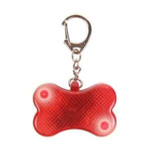 Sicherheit für Mensch und Tier ist mit dem hochwertigen Flasher von Trixie garantiert! Dieser rot leuchtende Flasher in niedlicher Knochenform bietet drei praktische Leuchtfunktionen: 1. beidseitiges Blinken, 2. abwechselndes Blinken auf einer Seite und 3. Dauerlicht. Mit einer beeindruckenden Sichtweite von bis zu 200 m sorgt er für optimale Sichtbarkeit, egal ob beim Spaziergang mit dem Hund, beim Joggen oder für die Sicherheit von Kindern. Der Flasher lässt sich einfach am Hundehalsband befestigen und ist sofort einsatzbereit – die im Lieferumfang enthaltenen Batterien ermöglichen bis zu 100 Stunden Blinklicht. Die kompakten Maße von ca. 4,5 x 3 cm machen ihn zum idealen Begleiter für alle, die Wert auf Sicherheit legen. Holen Sie sich jetzt diesen praktischen und hochwertigen Flasher für mehr Sicherheit im Dunkeln!