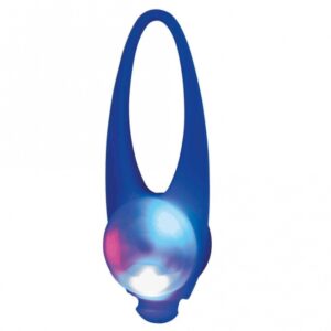 Dieser praktische Silikon-LED-Leuchter ist die perfekte Lösung für alle, die Wert auf Sicherheit und Sichtbarkeit legen. Mit einer beeindruckenden Leuchtdauer von bis zu 45 Stunden im Blinklichtmodus und bis zu 20 Stunden im Dauerlichtmodus sorgt er dafür, dass Sie auch bei Dunkelheit gut sichtbar sind – bis zu 200 Meter weit! Der spritzwassergeschützte Leuchter ist ideal für den Einsatz im Freien und lässt sich dank der austauschbaren Batterien (inklusive Typ CR 2016) einfach handhaben. Mit einem kompakten Maß von ca. ø 2,4 × 8 cm passt er in jede Tasche. Bitte beachten Sie, dass die Farben je nach Lagerbestand variieren können. Setzen Sie auf hohe Qualität und Sicherheit mit diesem vielseitigen Silikon-Leuchter!