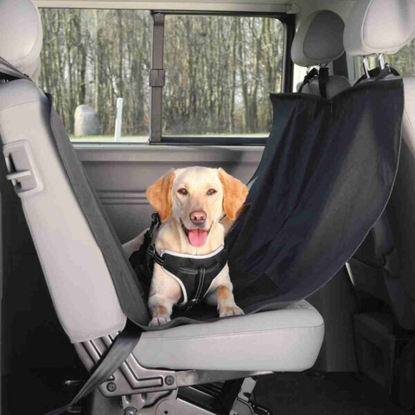 Dieser hochwertige Autoschutz für die Rückbank bietet optimalen Komfort und Sicherheit für Ihren Hund während der Fahrt. Die spezielle Anti-Rutsch-Beschichtung sorgt dafür, dass Ihr Haustier einen sicheren Halt hat und nicht wegrutscht. Mit extra hohen Seitenteilen wird verhindert, dass Ihr Hund während der Fahrt herausspringt, und gleichzeitig werden die Türverkleidungen vor Kratzern geschützt. Die praktischen Reißverschlüsse ermöglichen ein einfaches Ein- und Aussteigen und schützen die Polsterung. Dank der formstabilen Konstruktion mit integrierbaren Metallstreben bleibt die Form auch bei intensiver Nutzung erhalten. Die Gurtdurchführungen bieten zusätzliche Sicherheit, indem Sie Ihren Hund anschnallen können. Hergestellt aus wasserabweisendem Polyester ist dieser Rückbank-Schutz nicht nur funktional, sondern auch pflegeleicht. Mit den Maßen von ca. 1,50 × 1,35 m und in elegantem Schwarz ist er die perfekte Wahl für jeden Hundehalter, der Wert auf hohe Qualität und Sicherheit legt. Hinweis: Für umfassenden Unfallschutz empfehlen wir die Nutzung eines geprüften Auto-Sicherheitsgeschirrs.
