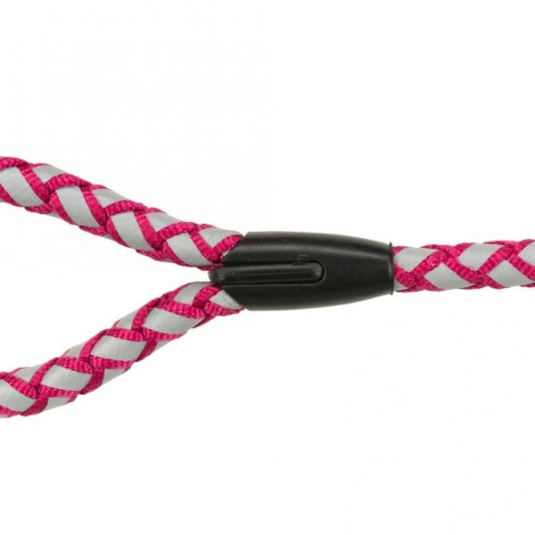 Entdecken Sie unser hochwertiges, rund geflochtenes Gurtband in einem auffälligen Fuchsia-Ton. Mit einer Länge von 1 m und einem Durchmesser von 12 mm ist dieses reflektierende Gurtband ideal für verschiedene Anwendungen, sei es für Outdoor-Aktivitäten oder zur sicheren Befestigung von Gegenständen. Die reflektierenden Eigenschaften sorgen für erhöhte Sichtbarkeit, besonders bei Dämmerung oder Nacht. Dieses Gurtband bietet nicht nur hohe Qualität, sondern auch ein ausgezeichnetes Preis-Leistungs-Verhältnis. Perfekt für alle, die auf der Suche nach einem zuverlässigen und stilvollen Gurtband sind!