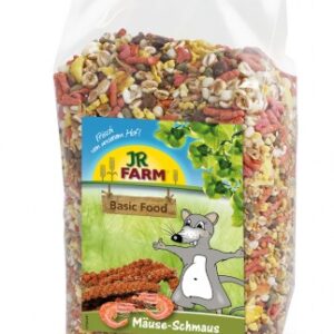 Mäuse-Schmaus ist die ideale natürliche und artgerechte Alleinfuttermischung für alle Mäuse. Diese hochwertige Rezeptur enthält eine Vielzahl an wilden Saaten und reichlich tierisches Protein, speziell entwickelt, um den Nährstoffbedarf Ihrer Mäuse zu decken. Mit einem hohen Anteil an frischem Gemüse, Vitaminen und Mineralstoffen sorgt Mäuse-Schmaus für ein vitales und gesundes Leben Ihrer kleinen Freunde. Die Fütterungsempfehlung lautet, den Futternapf erst aufzufüllen, wenn er fast leer ist, und täglich nur so viel Futter zu geben, wie in 24 Stunden gefressen wird. Die sorgfältige Zusammensetzung umfasst extrudiertes Maismehl, gelbe und rote Hirse, Weizen, Maisflocken und viele weitere gesunde Zutaten wie Karotten und Shrimps, die alle zur optimalen Ernährung Ihrer Mäuse beitragen. Mit einem hohen Proteingehalt von 12,5% und einem Fettgehalt von 3,1% bietet Mäuse-Schmaus alles, was Ihre Mäuse für ein glückliches und gesundes Leben benötigen. Ideal für alle Mäuseliebhaber, die auf hohe Qualität und natürliche Inhaltsstoffe setzen!