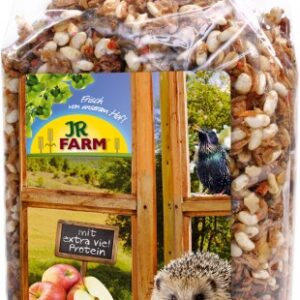 Unser hochwertiges Igel-Futter mit einer nährstoffreichen Mischung aus Früchten und extra viel tierischem Eiweiß ist ideal für kranke oder verletzte Igel sowie für Tiere, die im Oktober oder November unter 500 g wiegen. Die spezielle Zusammensetzung fördert eine schnelle Gewichtszunahme, damit die Igel gut für den Winter gerüstet sind. Bei Bedarf kann das Futter ganz einfach mit Wasser eingeweicht werden, um die Akzeptanz zu erhöhen. Die Fütterungsempfehlung liegt je nach Größe des Tieres bei täglich 2 bis 4 Esslöffel. Die Mischung enthält gesunde Zutaten wie Bananen (3%), Äpfel (2,5%), Insekten, Getreide, Gemüse und wertvolle Öle. Zusätzlich sind wichtige Vitamine wie A, D3 und E enthalten, die das Wohlbefinden der Igel unterstützen. Ideal für eine artgerechte Ernährung – 500 g sorgen für eine optimale Fütterung!" **Keywords:** Igel-Futter, tierisches Eiweiß, Gewichtszunahme, Winterfütterung, gesunde Zutaten, artgerechte Ernährung, Vitamine.