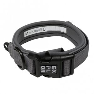 Das EXPLOR Ultimate Fit Comfy Halsband ist das perfekte Zubehör für aktive Hunde und ihre Besitzer. Hergestellt aus strapazierfähigem Neopren, bietet dieses bequeme Halsband optimalen Tragekomfort und hohe Kontrolle während Ihrer Ausflüge. Dank der schnell trocknenden und atmungsaktiven Materialien bleibt Ihr Hund auch bei Nässe angenehm trocken. Die reflektierende Einfassung sorgt für zusätzliche Sicherheit im Straßenverkehr, während der verstellbare Klettverschluss eine individuelle Anpassung ermöglicht. Robuste D-Ringe aus Edelstahl garantieren eine langfristige Nutzung, und auf der Innenseite des Halsbandes können wichtige Kontaktinformationen notiert werden. Entdecken Sie die Welt mit dem EXPLOR Ultimate Fit Comfy Halsband – für unvergessliche Abenteuer mit Ihrem vierbeinigen Freund!