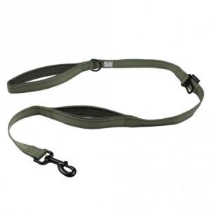 Entdecken Sie die EXPLOR Ultimate Fit On-The-Road-Leine – die perfekte Komfortleine mit Sicherheitsgurt-Clip für sicheres Reisen und entspannte Spaziergänge. Mit einer Gesamtlänge von 1,30 m ist diese strapazierfähige Leine ideal für Welpen, Training und Ausflüge in belebten Umgebungen. Der universelle Sicherheitsgurt-Clip ermöglicht es Ihnen, Ihren Hund sicher im Auto zu transportieren, während der zweite Griff aus weichem Neopren ein schnelles Verkürzen der Leine ermöglicht, um Ihren Hund jederzeit unter Kontrolle zu halten. Für zusätzliche Sicherheit und Sichtbarkeit im Straßenverkehr sorgen die reflektierenden Nähte über die gesamte Länge der Leine. Genießen Sie die Freiheit, gemeinsam mit Ihrem Hund die Welt zu erkunden – mit der EXPLOR Ultimate Fit On-The-Road-Leine sind Sie bestens ausgestattet!