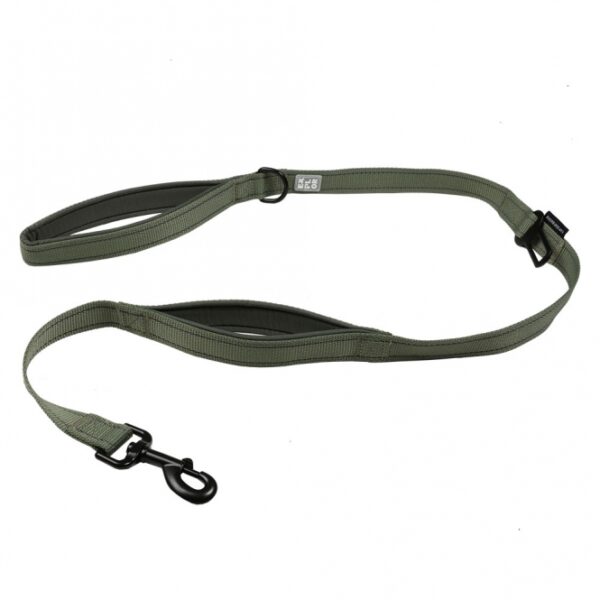 Entdecken Sie die EXPLOR Ultimate Fit On-The-Road-Leine – die perfekte Komfortleine mit Sicherheitsgurt-Clip für sicheres Reisen und entspannte Spaziergänge. Mit einer Gesamtlänge von 1,30 m ist diese strapazierfähige Leine ideal für Welpen, Training und Ausflüge in belebten Umgebungen. Der universelle Sicherheitsgurt-Clip ermöglicht es Ihnen, Ihren Hund sicher im Auto zu transportieren, während der zweite Griff aus weichem Neopren ein schnelles Verkürzen der Leine ermöglicht, um Ihren Hund jederzeit unter Kontrolle zu halten. Für zusätzliche Sicherheit und Sichtbarkeit im Straßenverkehr sorgen die reflektierenden Nähte über die gesamte Länge der Leine. Genießen Sie die Freiheit, gemeinsam mit Ihrem Hund die Welt zu erkunden – mit der EXPLOR Ultimate Fit On-The-Road-Leine sind Sie bestens ausgestattet!
