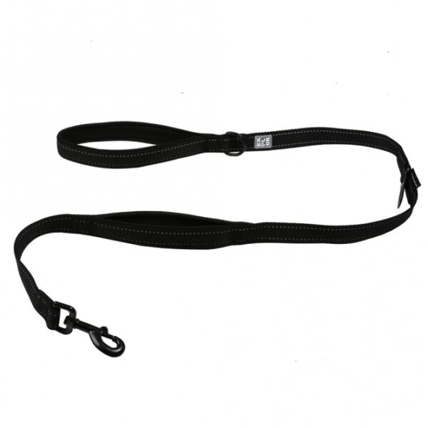 Die EXPLOR Ultimate Fit On-The-Road-Leine ist die ideale Komfortleine für Hundebesitzer, die Wert auf Sicherheit und Flexibilität legen. Mit einer Gesamtlänge von 1,30 m eignet sich diese strapazierfähige Leine perfekt für Welpen, Training und entspannte Spaziergänge in belebten Umgebungen. Der praktische Sicherheitsgurt-Clip, der bei einer Länge von 75 cm angebracht ist, sorgt für eine sichere Autofahrt mit Ihrem Vierbeiner. Zusätzlich bietet die Leine zwei weiche Griffe aus Neopren, die eine schnelle Kontrolle Ihres Hundes ermöglichen. Für maximale Sichtbarkeit im Straßenverkehr sind reflektierende Nähte über die gesamte Länge der Leine integriert. Entdecken Sie die Freiheit beim Gassigehen und genießen Sie die Sicherheit, die die EXPLOR Ultimate Fit On-The-Road-Leine bietet!