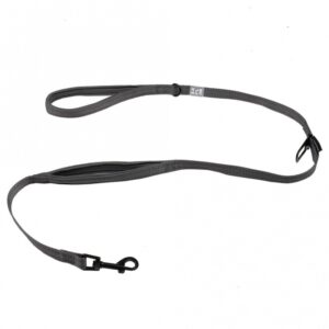 Entdecken Sie die EXPLOR Ultimate Fit On-The-Road-Leine – die perfekte Komfortleine mit Sicherheitsgurt-Clip für sicheres Reisen und entspannte Spaziergänge. Diese strapazierfähige Leine hat eine Gesamtlänge von 1,30 m und ist ideal für Welpen, Trainingseinheiten sowie Ausflüge in belebten Umgebungen. Der praktische Sicherheitsgurt-Clip ermöglicht eine sichere Befestigung im Auto, während der zweite, weiche Neopren-Griff das schnelle Kürzen der Leine erleichtert, um Ihren Hund jederzeit unter Kontrolle zu halten. Für zusätzliche Sicherheit im Straßenverkehr sorgen die reflektierenden Nähte, die über die gesamte Länge der Leine verlaufen. Genießen Sie die Freiheit, gemeinsam mit Ihrem Hund die Welt zu erkunden!