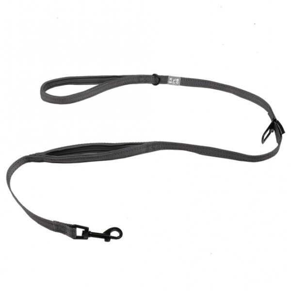 Entdecken Sie die EXPLOR Ultimate Fit On-The-Road-Leine – die perfekte Komfortleine mit Sicherheitsgurt-Clip für sicheres Reisen und entspannte Spaziergänge. Diese strapazierfähige Leine hat eine Gesamtlänge von 1,30 m und ist ideal für Welpen, Trainingseinheiten sowie Ausflüge in belebten Umgebungen. Der praktische Sicherheitsgurt-Clip ermöglicht eine sichere Befestigung im Auto, während der zweite, weiche Neopren-Griff das schnelle Kürzen der Leine erleichtert, um Ihren Hund jederzeit unter Kontrolle zu halten. Für zusätzliche Sicherheit im Straßenverkehr sorgen die reflektierenden Nähte, die über die gesamte Länge der Leine verlaufen. Genießen Sie die Freiheit, gemeinsam mit Ihrem Hund die Welt zu erkunden!