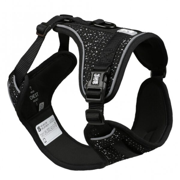 Entdecken Sie das EXPLOR Ultimate Fit No-Pull-Geschirr – das perfekte ergonomische Hundegeschirr für entspannte Stadtspaziergänge und aufregende Outdoor-Abenteuer. Mit seinem durchdachten Design bietet dieses hochwertige Anti-Zieh-Geschirr Ihrem Hund optimale Bewegungsfreiheit, da der Druck gleichmäßig über die Brust verteilt wird und so empfindliche Organe im Nacken schützt. Die beiden stabilen Edelstahl-Befestigungsringe, einer auf dem Rücken und ein verstärkter D-Ring im Brustbereich, ermöglichen eine einfache Kontrolle, besonders bei ziehenden Hunden. Verstellbar um Nacken und Brust, passt das Geschirr für fast alle Hunde und sorgt mit atmungsaktiven, weichen Materialien für maximalen Komfort und Schutz vor Wundscheuern. Zudem trocknen die leichten, strapazierfähigen Stoffe schnell, ideal für Hunde, die gerne schwimmen. Dank reflektierender Paspeln ist Ihr Hund auch im Straßenverkehr gut sichtbar, während eine praktische Innentasche für einen ID-Anhänger sorgt, dass dieser immer griffbereit und unbeschädigt bleibt. Gehen Sie raus und entdecken Sie die Welt mit Ihrem Hund – mit dem EXPLOR Ultimate Fit No-Pull-Geschirr!