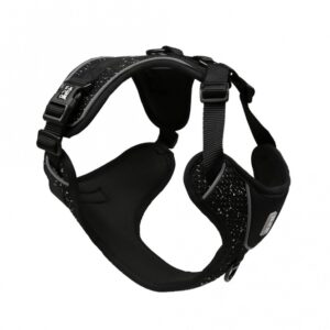 Entdecken Sie das EXPLOR Ultimate Fit No-Pull-Geschirr – das perfekte ergonomische Hundegeschirr für entspannte Stadtspaziergänge und aufregende Outdoor-Abenteuer. Mit seinem durchdachten Design bietet dieses hochwertige Anti-Zieh-Geschirr Ihrem Hund optimale Bewegungsfreiheit, da der Druck gleichmäßig über die Brust verteilt wird und so empfindliche Organe im Nacken schützt. Die beiden stabilen Edelstahl-Befestigungsringe, einer auf dem Rücken und ein verstärkter D-Ring im Brustbereich, ermöglichen eine einfache Kontrolle, besonders bei ziehenden Hunden. Verstellbar um Nacken und Brust, passt das Geschirr für fast alle Hunde und sorgt mit atmungsaktiven, weichen Materialien für maximalen Komfort und Schutz vor Wundscheuern. Zudem trocknen die leichten, strapazierfähigen Stoffe schnell, ideal für Hunde, die gerne schwimmen. Dank reflektierender Paspeln ist Ihr Hund auch im Straßenverkehr gut sichtbar, während eine praktische Innentasche für einen ID-Anhänger sorgt, dass dieser immer griffbereit und unbeschädigt bleibt. Gehen Sie raus und entdecken Sie die Welt mit Ihrem Hund – mit dem EXPLOR Ultimate Fit No-Pull-Geschirr!
