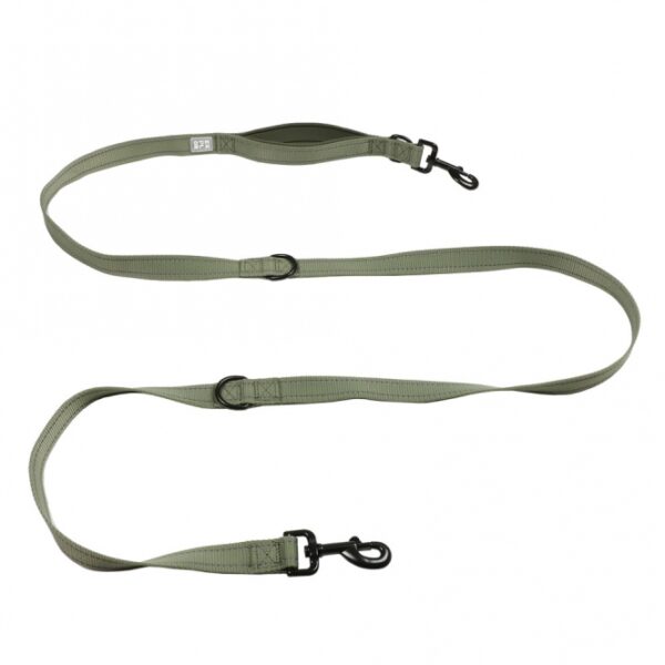 Die EXPLOR Ultimate Fit Trainingsleine ist die perfekte Wahl für Hundebesitzer, die Wert auf Qualität und Vielseitigkeit legen. Mit einer Gesamtlänge von 2,20 Metern eignet sich diese strapazierfähige Leine ideal für das Training von Welpen sowie für entspannte Spaziergänge in belebten Umgebungen. Die Trainingsleine ist 4-fach verstellbar und verfügt über 2 hochwertige Karabinerhaken, die eine Nutzung für zwei Hunde ermöglichen. Der weiche Neopren-Griff sorgt für zusätzlichen Komfort und Kontrolle, während reflektierende Nähte für Sicherheit im Straßenverkehr sorgen. Ob an der Schulter oder Hüfte befestigt, die Leine bietet Ihnen maximale Bewegungsfreiheit. Entdecken Sie die Welt mit Ihrem Hund und genießen Sie jeden Moment in der Natur – mit der EXPLOR Ultimate Fit Trainingsleine wird jeder Ausflug zum Vergnügen!