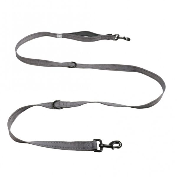 Entdecken Sie die EXPLOR Ultimate Fit Trainingsleine – die perfekte Lösung für Hundehalter, die eine bequeme und langlebige Leine suchen. Mit einer Gesamtlänge von 2,20 Metern ist diese hochwertige Trainingsleine ideal für Welpen, das Training und entspannte Spaziergänge in belebten Umgebungen. Die Leine ist 4-fach verstellbar und lässt sich vielseitig nutzen, sei es in Kombination mit dem passenden EXPLOR Ultimate Fit-Geschirr oder für zwei Hunde gleichzeitig. Dank der zwei robusten Karabinerhaken können Sie die Leine einfach an Ihrer Schulter oder Hüfte befestigen, was Ihnen mehr Bewegungsfreiheit bietet. Der weiche Neopren-Griff sorgt für maximalen Komfort und Kontrolle, während reflektierende Nähte die Sichtbarkeit im Straßenverkehr erhöhen. Holen Sie sich jetzt die ideale Trainingsleine für Ihren Hund und genießen Sie gemeinsame Abenteuer in der Natur!