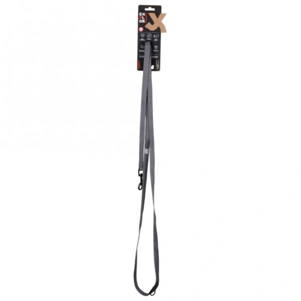 Die EXPLOR Ultimate Fit Trainingsleine ist die perfekte Wahl für Hundebesitzer, die Wert auf Qualität und Vielseitigkeit legen. Mit einer Gesamtlänge von 2,20 Metern und zwei robusten Karabinerhaken ist diese langlebige Leine ideal für das Training von Welpen sowie für entspannte Spaziergänge in belebten Umgebungen. Dank ihrer 4-fach Verstellbarkeit können Sie die Leine flexibel an Ihre Bedürfnisse anpassen, sei es in Kombination mit dem EXPLOR Ultimate Fit-Geschirr oder für zwei Hunde. Der weiche, mit Neopren bezogene Korrekturgriff ermöglicht es Ihnen, Ihren Hund schnell und sicher zu kontrollieren. Zudem sorgen reflektierende Nähte für optimale Sichtbarkeit im Straßenverkehr, sodass Sie auch bei Dämmerung sicher unterwegs sind. Entdecken Sie die Freiheit, die diese hochwertige Trainingsleine Ihnen und Ihrem Hund bietet – für unvergessliche Abenteuer in der Natur!