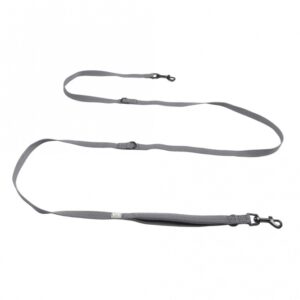 Entdecken Sie die EXPLOR Ultimate Fit Trainingsleine – die perfekte Lösung für Hundehalter, die eine bequeme und langlebige Leine suchen. Mit einer Gesamtlänge von 2,20 Metern ist diese hochwertige Trainingsleine ideal für Welpen, das Training und entspannte Spaziergänge in belebten Umgebungen. Die Leine ist 4-fach verstellbar und lässt sich vielseitig nutzen, sei es in Kombination mit dem passenden EXPLOR Ultimate Fit-Geschirr oder für zwei Hunde gleichzeitig. Dank der zwei robusten Karabinerhaken können Sie die Leine einfach an Ihrer Schulter oder Hüfte befestigen, was Ihnen mehr Bewegungsfreiheit bietet. Der weiche Neopren-Griff sorgt für maximalen Komfort und Kontrolle, während reflektierende Nähte die Sichtbarkeit im Straßenverkehr erhöhen. Holen Sie sich jetzt die ideale Trainingsleine für Ihren Hund und genießen Sie gemeinsame Abenteuer in der Natur!