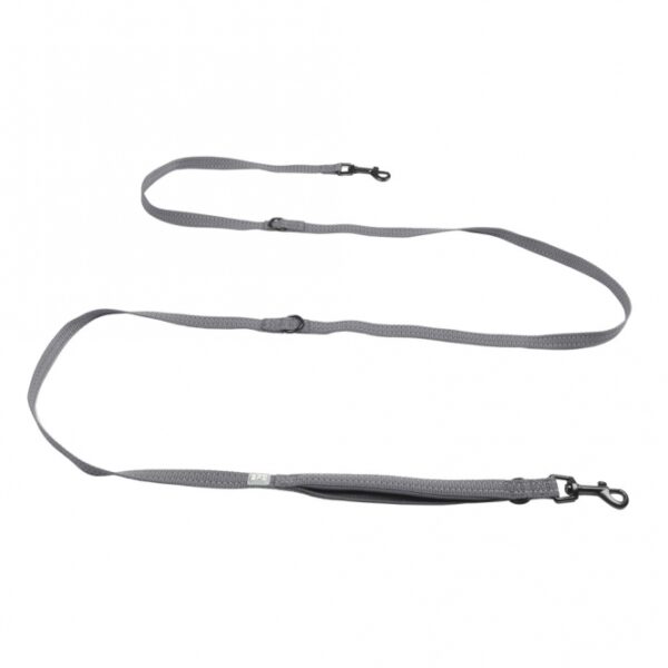 Entdecken Sie die EXPLOR Ultimate Fit Trainingsleine – die perfekte Lösung für Hundehalter, die eine bequeme und langlebige Leine suchen. Mit einer Gesamtlänge von 2,20 Metern ist diese hochwertige Trainingsleine ideal für Welpen, das Training und entspannte Spaziergänge in belebten Umgebungen. Die Leine ist 4-fach verstellbar und lässt sich vielseitig nutzen, sei es in Kombination mit dem passenden EXPLOR Ultimate Fit-Geschirr oder für zwei Hunde gleichzeitig. Dank der zwei robusten Karabinerhaken können Sie die Leine einfach an Ihrer Schulter oder Hüfte befestigen, was Ihnen mehr Bewegungsfreiheit bietet. Der weiche Neopren-Griff sorgt für maximalen Komfort und Kontrolle, während reflektierende Nähte die Sichtbarkeit im Straßenverkehr erhöhen. Holen Sie sich jetzt die ideale Trainingsleine für Ihren Hund und genießen Sie gemeinsame Abenteuer in der Natur!