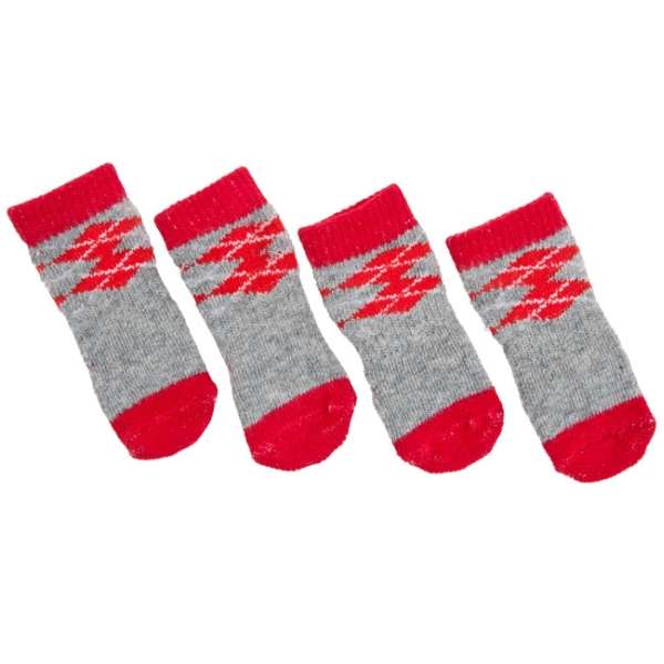 Die Doggy Socks sind die perfekte Lösung für Ihren Hund, um sicher auf glatten Böden wie Fliesen, Parkett und Laminat zu laufen. Mit ihrer rutschfesten Anti-Slip Sohle bieten sie optimalen Halt und schützen gleichzeitig die Pfoten Ihres Vierbeiners. Diese hochwertigen Socken sind in zwei attraktiven Designs erhältlich und eignen sich ideal als Pfotenschutz. Die Größe M passt beispielsweise für Rassen wie Spitz und Französische Bulldogge. Bitte messen Sie die Pfote Ihres Hundes vor der Bestellung, da die Pfotengröße innerhalb einer Rasse variieren kann. Jede Socke hat eine Auftrittsfläche von ca. 52 x 40 mm (LxB) und wird im praktischen Set von 4 Socken geliefert. Die Farben Rot/Grau verleihen den Socken zudem einen ansprechenden Look. Handwäsche sorgt dafür, dass die Socken lange in einem guten Zustand bleiben. Schützen Sie die Pfoten Ihres Hundes mit diesen praktischen und stilvollen Doggy Socks!