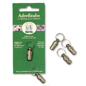 Die silberfarbene Adresstube für Katzen und Hunde ist die ideale Lösung, um sicherzustellen, dass Ihr Haustier immer identifiziert werden kann. Mit einer Größe von ca. 22 mm bietet diese hochwertige Adresstube Platz für wichtige Informationen, die im Notfall schnell verfügbar sind. Egal ob für Hunde oder Katzen, diese robuste und stilvolle Adresstube ist nicht nur praktisch, sondern auch ein modisches Accessoire für Ihr Tier. Verleihen Sie Ihrem Liebling eine persönliche Note und sorgen Sie dafür, dass jeder weiß, wem Ihr Tier gehört – für mehr Sicherheit und ein gutes Gefühl im Alltag.