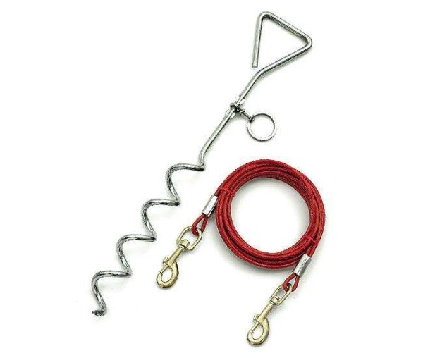 Diese hochwertige verzinkte Anlegespirale für Hunde sorgt dafür, dass Ihr Vierbeiner sich frei bewegen kann, ohne die Gefahr, dass er wegläuft. Sie lässt sich ganz einfach im Boden befestigen, sodass Ihr Hund mit der dazugehörigen Anlegeleine sicher an ihr festgebunden werden kann. Mit einer beeindruckenden Länge von 4,15 m bietet die Leine ausreichend Raum für Bewegungsfreiheit, während der Hund gleichzeitig in dem vorgesehenen Bereich bleibt. Diese praktische Lösung ist ideal für Hundebesitzer, die eine sichere und zuverlässige Möglichkeit suchen, ihren Hund im Freien zu halten. Wählen Sie die beste Anlegespirale für hohe Qualität und Sicherheit für Ihren Hund!