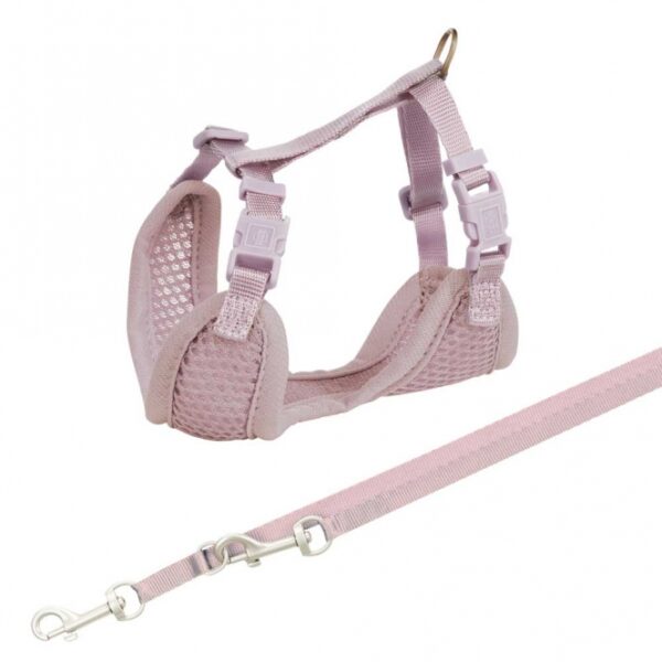 Dieser hochwertige Hundegeschirr aus atmungsaktivem Mesh-Material und robustem Gurtband bietet optimalen Komfort und Sicherheit für Ihren Vierbeiner. Der Nacken- und Bauchgurt sind stufenlos verstellbar, sodass Sie die perfekte Passform für einen Bauchumfang von ca. 26-34 cm erzielen können. Mit der praktischen 3-fach verstellbaren Verlängerungsleine von 2,00 m haben Sie stets die Kontrolle über Ihren Hund, egal ob beim Spaziergang im Park oder beim Training. Dieses Geschirr lässt sich einfach per Handwäsche reinigen und ist in einer ansprechenden Farbe von Flieder erhältlich. Investieren Sie in Qualität und Sicherheit für Ihren Hund mit diesem idealen Geschirr für jeden Anlass!