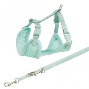 Entdecken Sie das perfekte Hundegeschirr aus hochwertigem Mesh-Material und robustem Gurtband, das sowohl Komfort als auch Sicherheit für Ihren Vierbeiner bietet. Mit einem stufenlos verstellbaren Nacken- und Bauchgurt passt sich dieses Geschirr ideal an Bauchumfänge von ca. 26-34 cm an. Die 3-fach verstellbare Verlängerungsleine mit einer Länge von 2,00 m ermöglicht Ihnen maximale Flexibilität beim Spazierengehen. Dieses praktische Geschirr kann einfach per Handwäsche gereinigt werden, was die Pflege zum Kinderspiel macht. In einem ansprechenden Mint-Ton ist es nicht nur funktional, sondern auch stilvoll – das ideale Zubehör für jeden Hundebesitzer, der Wert auf hohe Qualität und Benutzerfreundlichkeit legt.