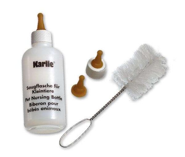 Die Aufzuchtflasche mit 2 Saugern und Reinigungsbürste ist die ideale Lösung für die einfache und hygienische Fütterung Ihres Babys. Mit einem Fassungsvermögen von 115 ml eignet sich diese Flasche perfekt für Neugeborene und Kleinkinder. Die hochwertigen Sauger sorgen für einen natürlichen Trinkfluss und sind leicht zu reinigen, während die praktische Reinigungsbürste die Pflege der Flasche zum Kinderspiel macht. Diese Flasche vereint hohe Qualität mit einem günstigen Preis und ist ein unverzichtbares Zubehör für alle Eltern, die Wert auf Sicherheit und Komfort legen.