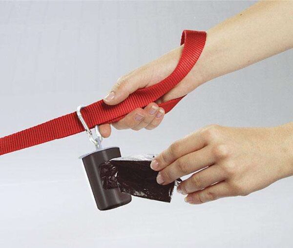 Die Hundekottüten Swifty in einer praktischen Dispenser Box sind der ideale Begleiter für jeden Hundebesitzer. Diese hochwertige Box lässt sich einfach an der Leine, dem Halsband, dem Gürtel oder der Tasche befestigen, sodass Sie immer bestens gerüstet sind, wenn Ihr Hund sein "großes Geschäft" macht. Mit einem einfachen Handgriff können Sie die Kottüte entnehmen und wie einen Handschuh über Ihre Hand streifen, um den Hundekot sicher, hygienisch und sauber aufzunehmen und zu entsorgen. Der integrierte Hygienestreifen ermöglicht es Ihnen, den After Ihres Tieres schnell und gründlich zu reinigen. Im Lieferumfang sind zwei Rollen mit jeweils acht Tüten enthalten, und zusätzliche Ersatztüten sind in praktischen 3-Rollen-Packungen erhältlich. Setzen Sie auf Sauberkeit und Komfort mit den Swifty Hundekottüten – die beste Wahl für verantwortungsvolle Hundebesitzer!