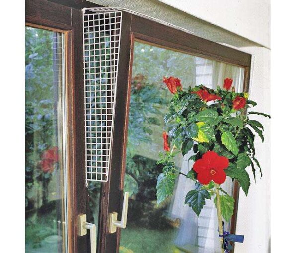 Sichern Sie Ihr Zuhause mit unserem hochwertigen Fensterschutzgitter, das für alle gängigen Fenstertypen geeignet ist. Dieses praktische Schutzgitter wird inklusive einem umfangreichen Befestigungs-Set geliefert und ermöglicht eine einfache Montage, ganz ohne Beschädigungen an Ihren Fenstern. Die elegante Farbe Weiß fügt sich harmonisch in jedes Wohnambiente ein. Im Lieferumfang enthalten sind zwei obere Gitter und zwei seitliche Gitter, wobei die breiten Stellen jeweils 56,5 x 14,5 cm und die schmalen Stellen 56,5 x 9,5 cm messen. Schützen Sie Ihre Fenster effektiv und stilvoll – für mehr Sicherheit und Komfort in Ihrem Zuhause!