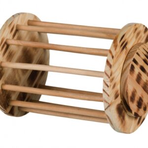 Entdecken Sie unser hochwertiges geflammtes Holzspielzeug, perfekt zum Befüllen mit Heu, Gräsern und anderen Leckereien für Ihre Haustiere. Der praktische Deckel verhindert das Hineinklettern der Tiere und sorgt so für eine sichere Nutzung ohne Verletzungsgefahr. Zudem schützt das Spielzeug das Futter vor Kot und Urin, was die Hygiene erhöht. Ob stehend oder liegend, es bietet eine spielerische Beschäftigung und fördert die Gestaltung einer tiergerechten Umwelt. Mit einem Durchmesser von 15 cm und einer Höhe von 19 cm ist es ideal für kleine Tiere und sorgt für stundenlangen Spaß!