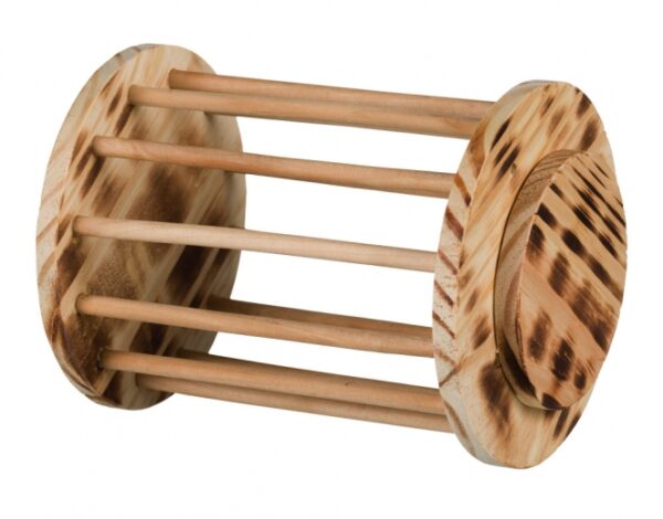 Entdecken Sie unser hochwertiges geflammtes Holzspielzeug, perfekt zum Befüllen mit Heu, Gräsern und anderen Leckereien für Ihre Haustiere. Der praktische Deckel verhindert das Hineinklettern der Tiere und sorgt so für eine sichere Nutzung ohne Verletzungsgefahr. Zudem schützt das Spielzeug das Futter vor Kot und Urin, was die Hygiene erhöht. Ob stehend oder liegend, es bietet eine spielerische Beschäftigung und fördert die Gestaltung einer tiergerechten Umwelt. Mit einem Durchmesser von 15 cm und einer Höhe von 19 cm ist es ideal für kleine Tiere und sorgt für stundenlangen Spaß!