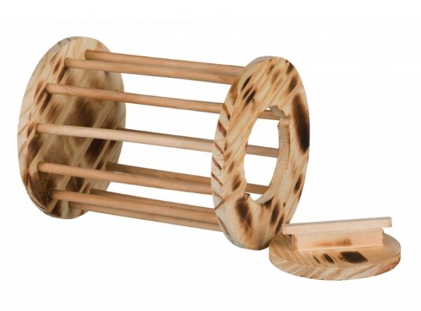 Entdecken Sie unser hochwertiges geflammtes Holzspielzeug, perfekt zum Befüllen mit Heu, Gräsern und anderen Leckereien für Ihre Haustiere. Der praktische Deckel verhindert das Hineinklettern der Tiere und sorgt so für eine sichere Nutzung ohne Verletzungsgefahr. Zudem schützt das Spielzeug das Futter vor Kot und Urin, was die Hygiene erhöht. Ob stehend oder liegend, es bietet eine spielerische Beschäftigung und fördert die Gestaltung einer tiergerechten Umwelt. Mit einem Durchmesser von 15 cm und einer Höhe von 19 cm ist es ideal für kleine Tiere und sorgt für stundenlangen Spaß!