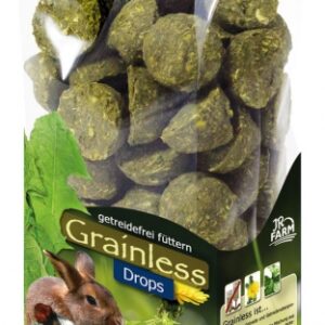 Entdecken Sie die perfekte Belohnung für Ihre Nager und Zwergkaninchen! Unser 100% getreidefreies Ergänzungsfuttermittel kommt ganz ohne Zucker oder Honig aus und ist mit aromatischen Kräutern verfeinert, um den natürlichen Geschmack zu betonen. Die sorgfältige Zusammensetzung aus Erbsen, Löwenzahn, Spitzwegerich, Brennnessel, Petersilie und Haferkraut sorgt für eine ausgewogene Ernährung und ist reich an wichtigen Nährstoffen. Mit einem hohen Proteinanteil von 16,3% und einem Fettgehalt von nur 8,3% ist dieses Futter ideal als gesunder Snack geeignet. Verwöhnen Sie Ihre kleinen Freunde mit hochwertigem Futter, das ihre Gesundheit unterstützt und gleichzeitig köstlich schmeckt!